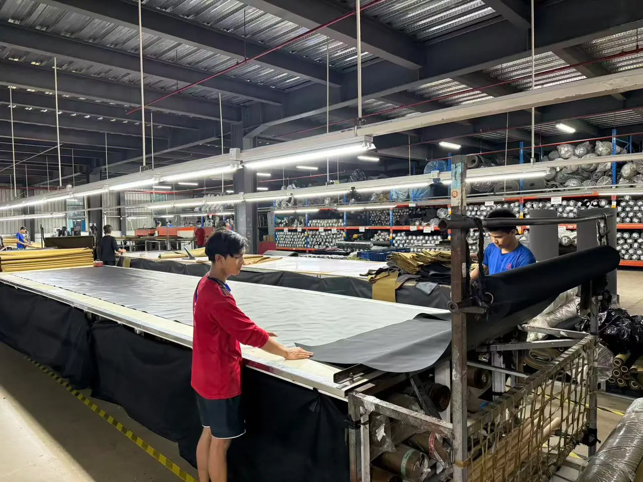 Arbeiter bei der Stoffvorbereitung in der Zweigfabrik in Myanmar